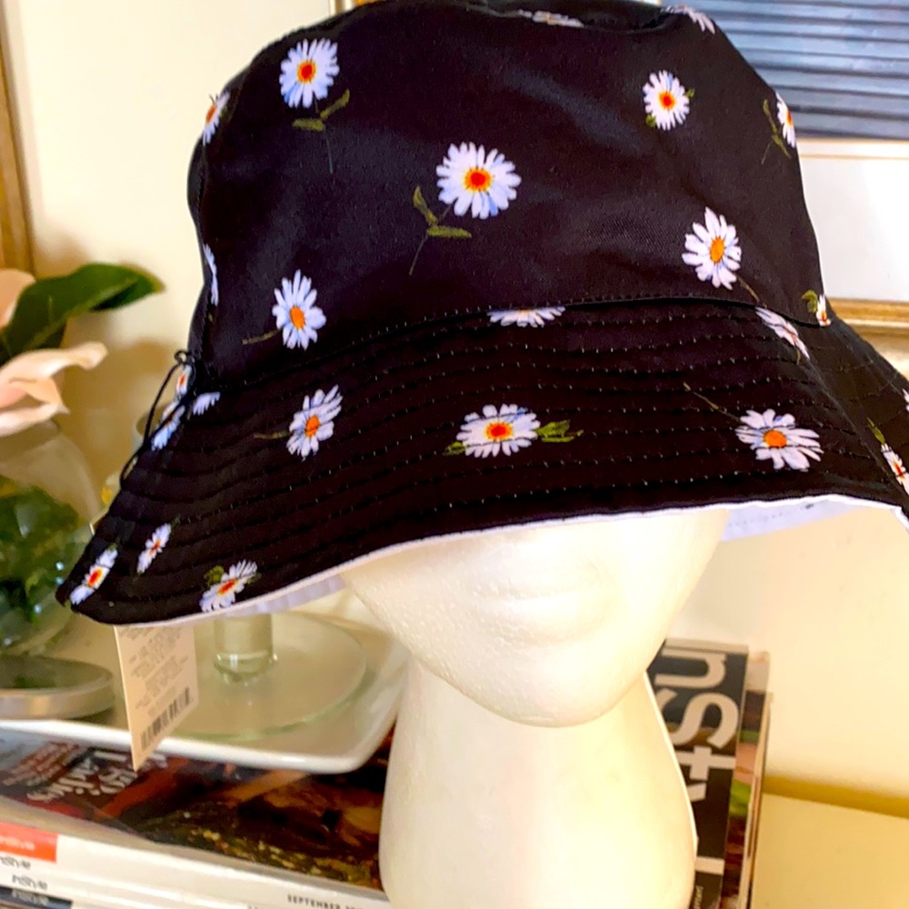 Reversible bucket hat